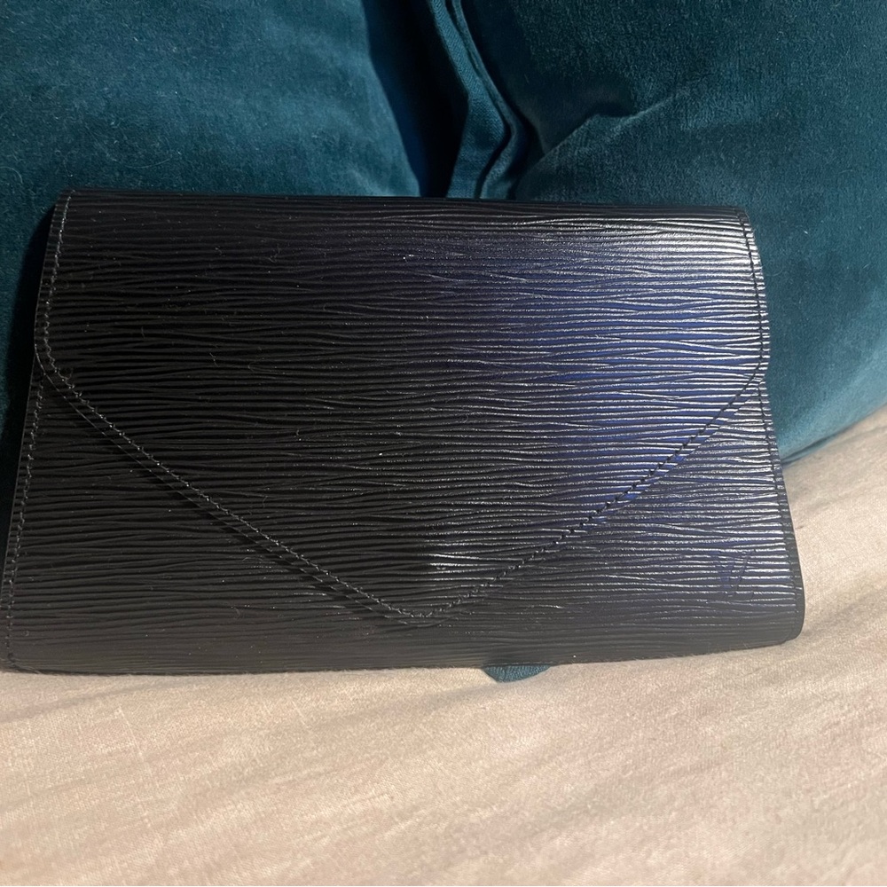 LV BLK V CLUTCH W CHAIN